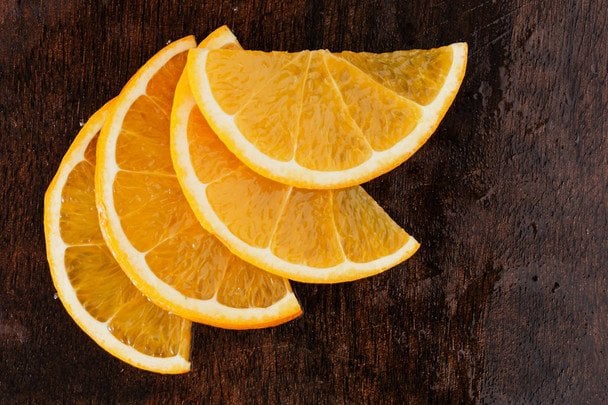 Навіщо взимку вішають апельсинову шкірку на дерева: порада, про яку знають лише досвідчені дачники