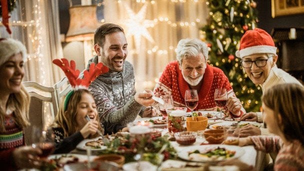 Як правильно сідати подружжю за святковий стіл, щоб у сім’ї панувало щастя і не було сварок