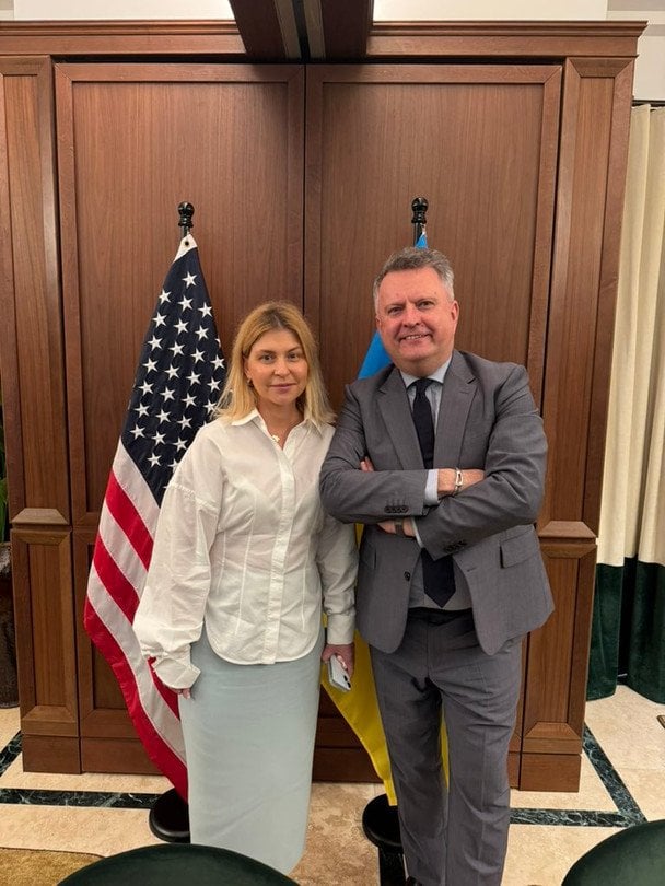 Фото з переговорів спровокувало паніку у соцмережах: Кислиця був змушений заспокоювати українців Фото з переговорів спровокувало паніку у соцмережах: Кислиця був змушений заспокоювати українців