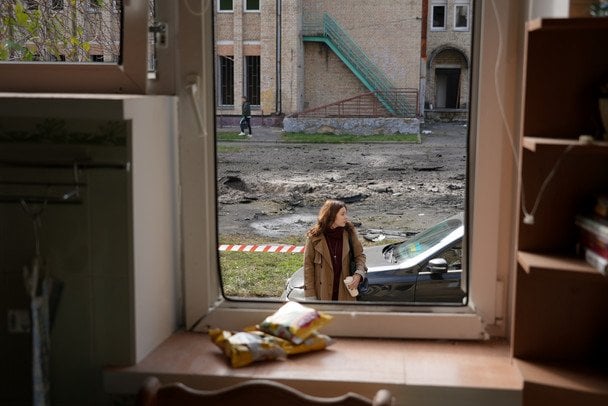 У Сумах ворожий дрон влучив у багатоповерхівку