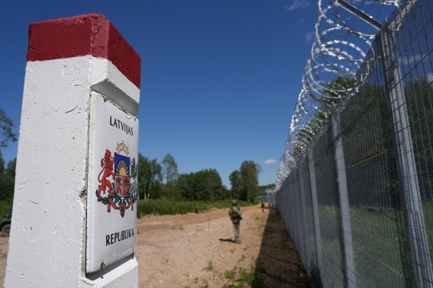 «Це лише початок»: Латвія завершила будівництво інженерних загороджень на кордоні з Росією