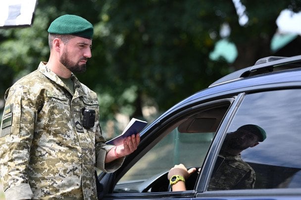 Українці масово виїжджають за кордон: у ДПСУ пояснили ситуацію