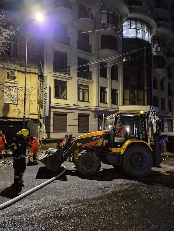 В Одесі ліквідовують наслідки ворожої атаки (фото)