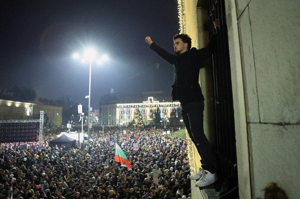 Через масові протести уряд європейської країни пішов у відставку: що сталося