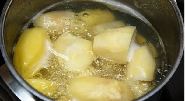 Що додати у воду під час варіння картоплі: приготується швидше та буде смачнішою