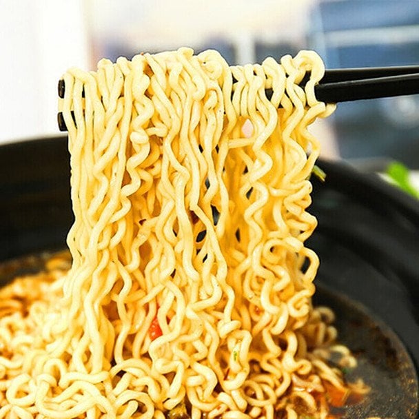 Смертельний челендж у соцмережах: підліток з’їв локшину швидкого приготування та загинув