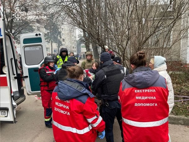 Фото наслідків удару по багатоповерхівці в Чернігові