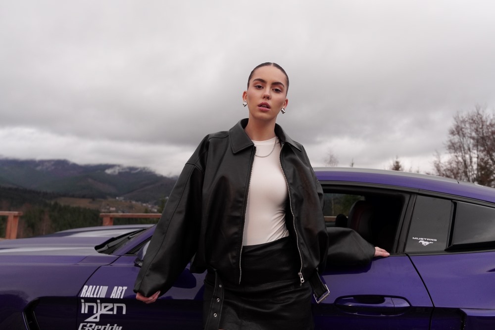 У Карпатах і за кермом: TAỸNA презентувала пісню про шлях крізь бурю