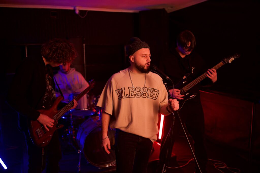 «Мудак» — новий pop punk rock реліз MoNaKiss про кохання, що не витримало реальності
