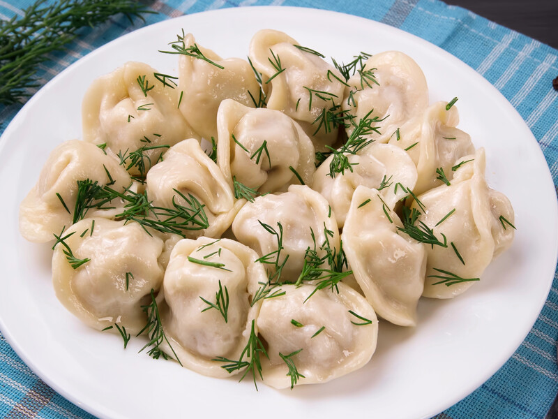 Просто змішайте ці п'ять продуктів – і отримаєте ідеальне тісто для пельменів, яке не розлазиться