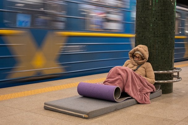 Блекаут в Києві: будинки заливає окропом, автівки примерзають до землі — що відомо