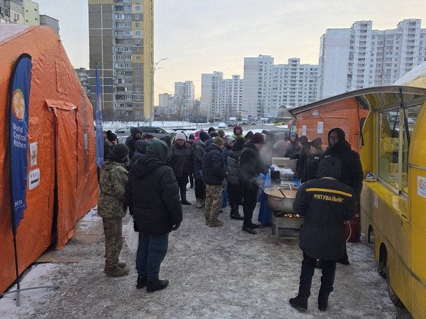 Надскладна ситуація в Києві: рятувальники розгорнули наметові пункти обігріву (фото, відео)