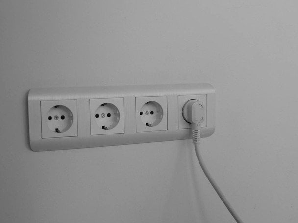 Чи потрібно вимикати техніку з розеток під час блекаутів: пояснення експертів