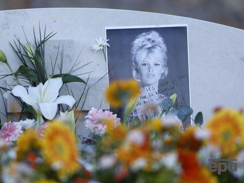 Могила на березі моря і Ле Пен серед присутніх. Фоторепортаж із похорону Бардо у Сен-Тропе