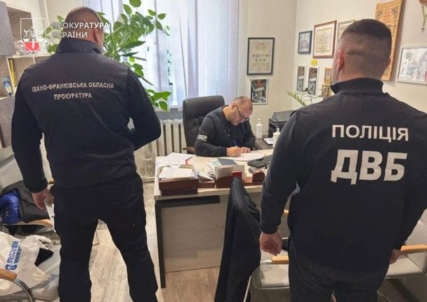 Правоохоронець привласнив 2,7 млн грн, обдуривши батька загиблої захисниці "Азовсталі"