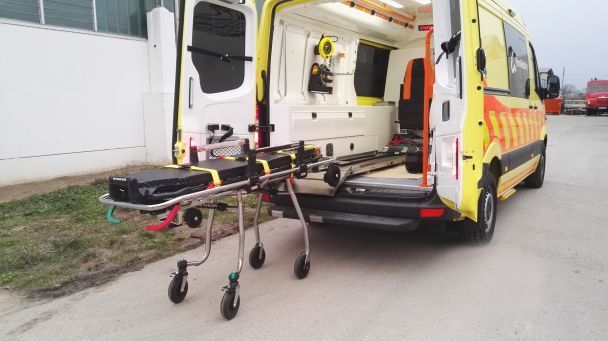 На Львівщині підліток влетів у бетонну опору мосту, катаючись на тюбінгу, запряженому кіньми (фото)