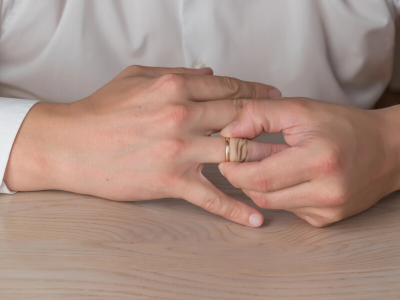 Обмотайте цим набряклий палець – і каблучку вдасться зняти без особливих зусиль. Простий лайфхак Обмотайте цим набряклий палець – і каблучку вдасться зняти без особливих зусиль. Простий лайфхак