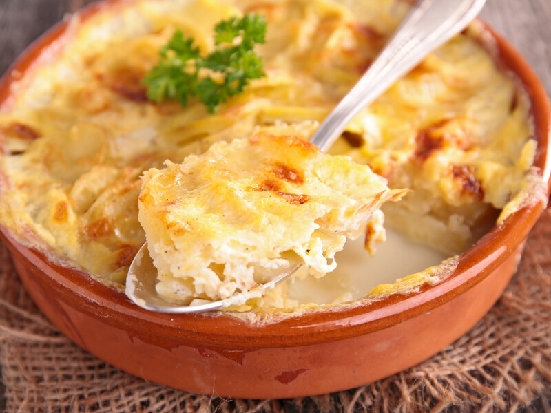 Це найсмачніший рецепт запеченої картоплі. Секрет ніжного смаку й божественного аромату – в соусі