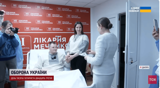 "Головне, що живий": у лікарні 24-річний воїн, який втратив ногу на фронті, одружився із коханою - щемлива історія
