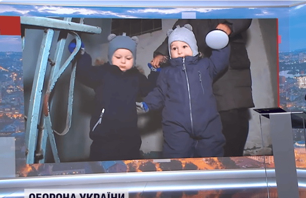 Малюки-близнюки, які йшли пішки на 7 поверх стали зірками Мережі: що про них відомо