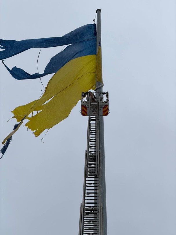 Заручник стихії: у Полтаві прапор на 50-метровій висоті примерз до флагштока (фото)