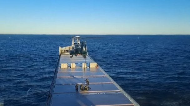 Фінські прикордонники показали захоплення судна, яке вирушило з Росії: відео