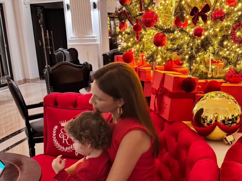 У червоному, на тлі ялинки. Дружина Тігіпка показала їхню доньку