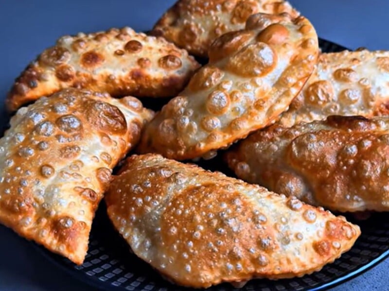 Додайте це до борошна – і чебуреки вийдуть хрусткими й соковитими. Секрет пухирців – у цьому рецепті