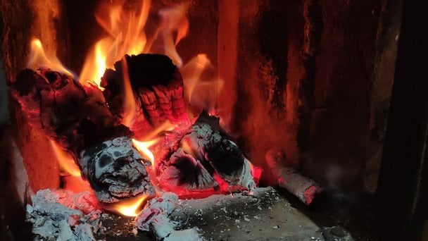 Як економно топити піч дровами: золоті правила, що продовжать їхнє горіння та збережуть тепло