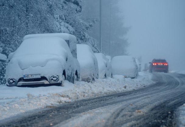 Розбиті льодом авто, крижані брили на річках та "ковзанка" на дорогах: що наробила негода в Україні (фото, відео)