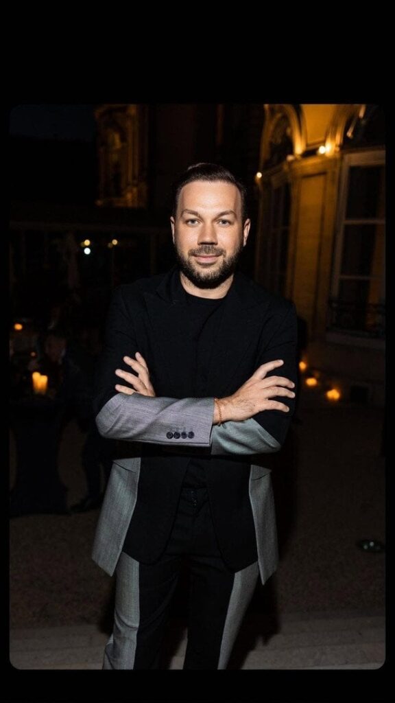 Андре Тан показав знищений вщент його магазин в Херсоні після ворожого "прильоту"