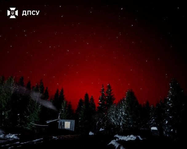 Полярне сяйво над Карпатами: прикордонники оприлюднили унікальні фото