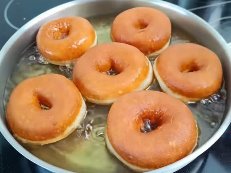 Змішайте це з борошном – і пончики вийдуть ніжними й пухкими. Рецепт дивовижного тіста й глазурі