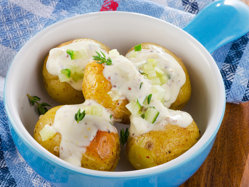 "Не зупинитеся, поки не побачите дно тарілки!" Зваріть картоплю в мундирах і додайте це. Фантастично смачно!