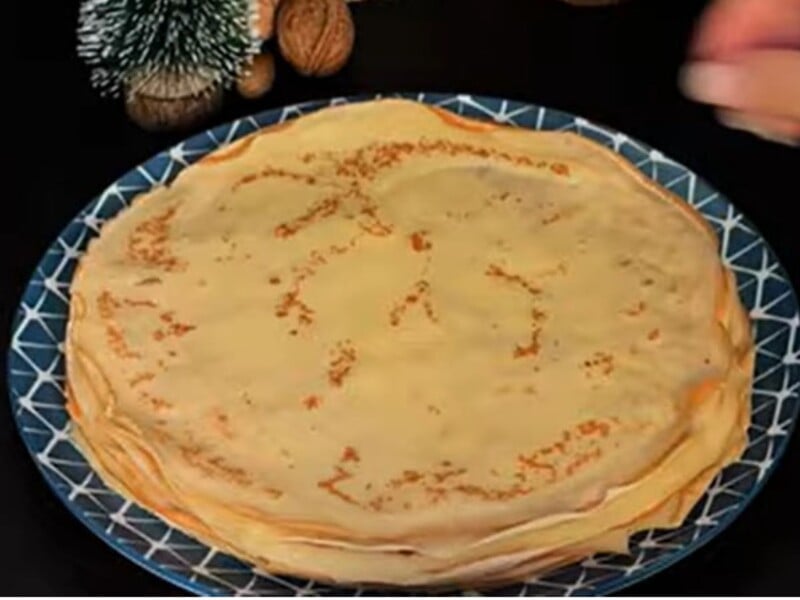 Насмажте собі тонких і ніжних млинців із цього неймовірно вдалого тіста без грудочок. Рецепт