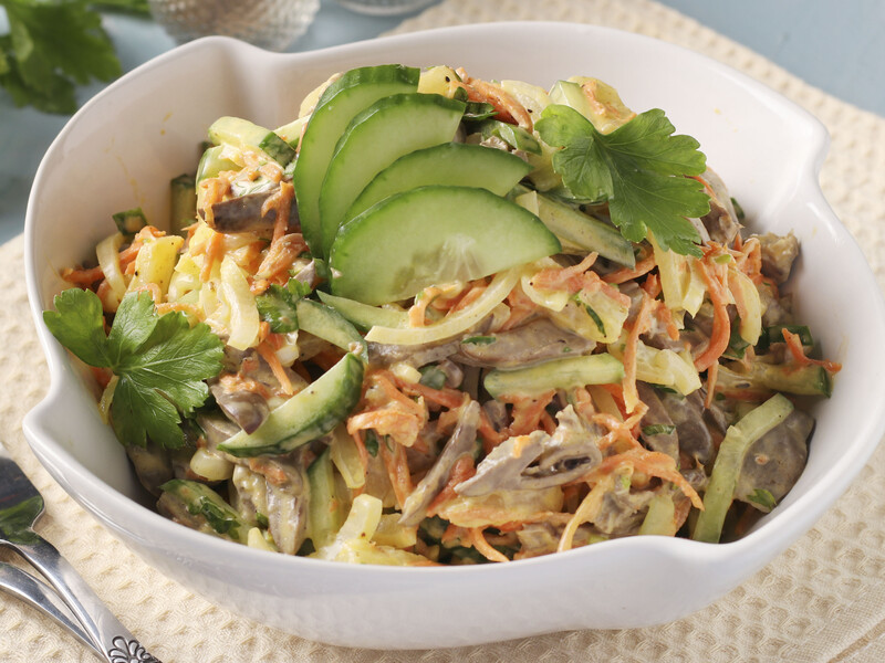 Приготуйте за цим рецептом салат із курячих сердець. Він такий смачний, що можна їсти щодня