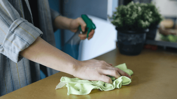 Як надовго позбутися пилу на полицях: експерт поділився секретом