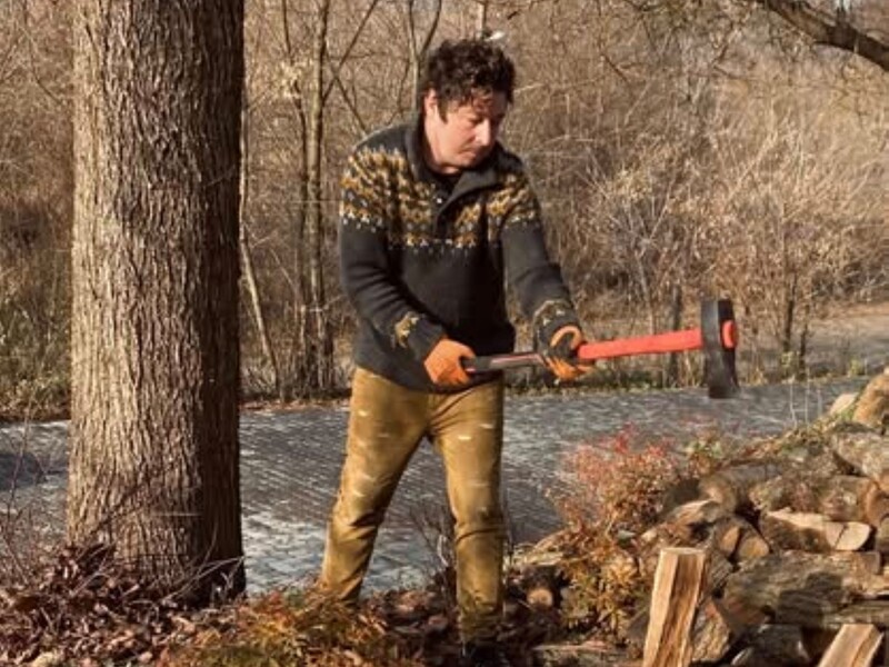 "Пішла третя доба без світла". Відомий артист показав, як рятує від замерзання свої інструменти