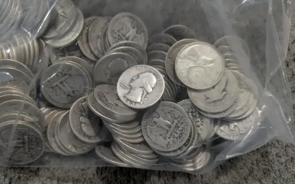 Скарб впав прямо зі стелі: під час ремонту пара знайшла срібло на 10 тис. дол.