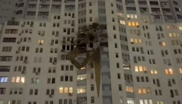 Російський обстріл Києва: мешканка пошкодженого будинку розповіла про наслідки