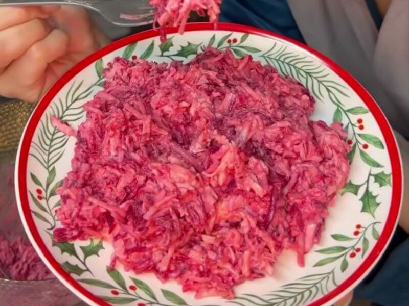 Коли спробуєте цей салат – не повірите, що зроблений з буряка. Дуже простий рецепт