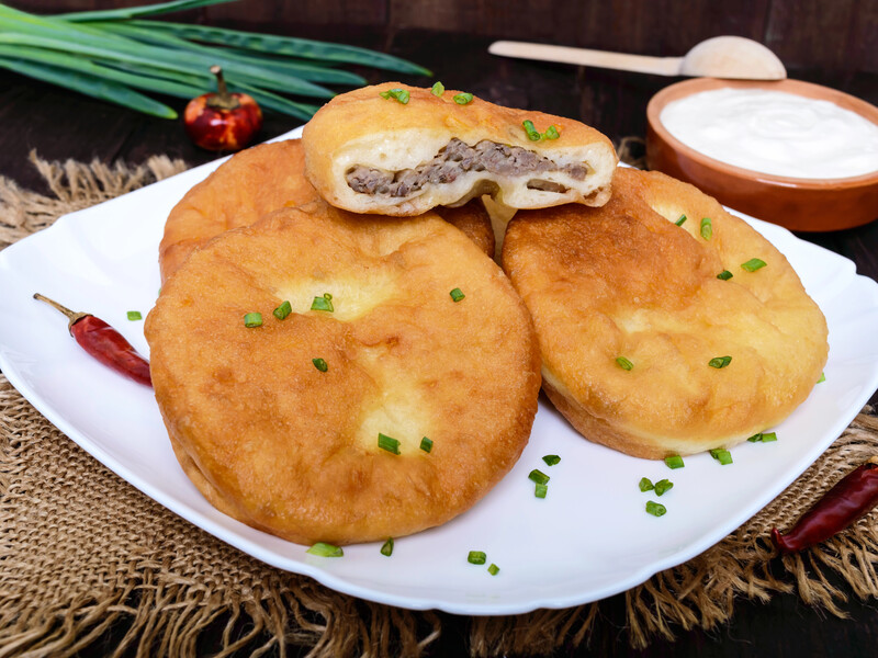 Змішайте воду із цим – і отримаєте універсальне тісто для біляшів, пиріжків та іншої здоби. Рецепт