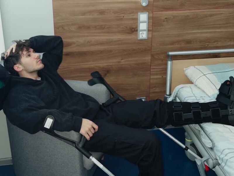 "Без операції не обійшлося". Відомий співак змушений пересуватися на милицях. Фото