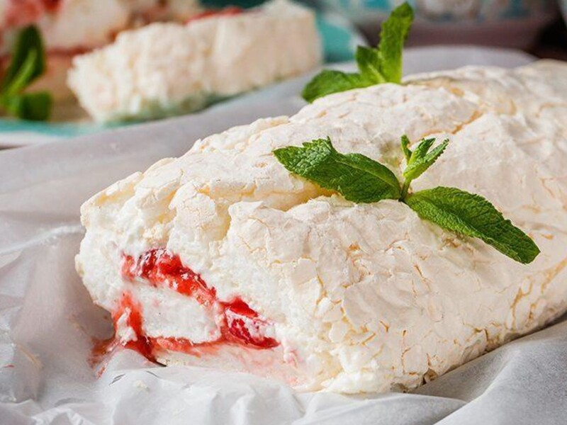 "Цей рулет зараз у тренді". Приготуйте смачний меренговий десерт за рецептом Клопотенка