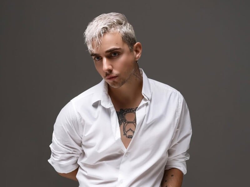 "У нього – інший коханий. Цей – для прикриття". Відомий ведучий звинуватив співака Melovin у хайпі