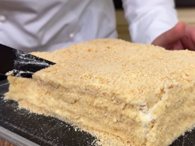 Приготуйте святковий торт без духовки й міксера. Рецепт крему із трьох простих продуктів