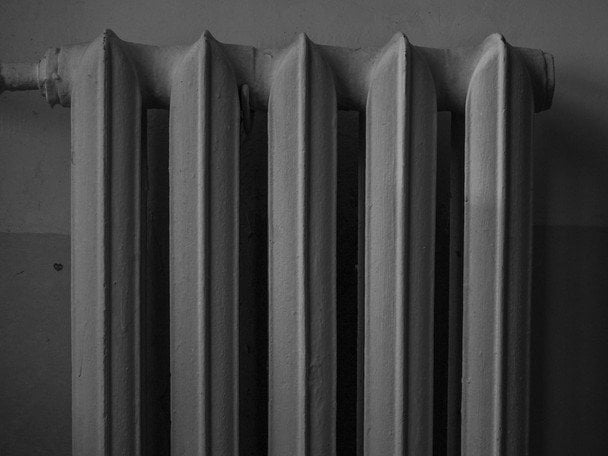 Майже місяць без тепла та світла: як живуть мешканці будинку у Печерському районі Києва