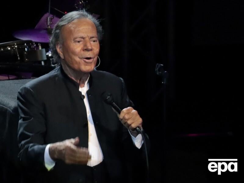 "Робив усе, що хотів". Жінки, які працювали в Хуліо Іглесіаса, звинуватили його в сексуальному насильстві