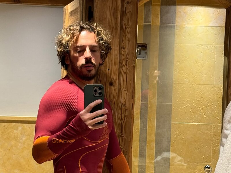 "Зрозуміло, чому весь час підпис 18+". Галкін у розстебнутому пальті прокотився на лижах із келихом у руці