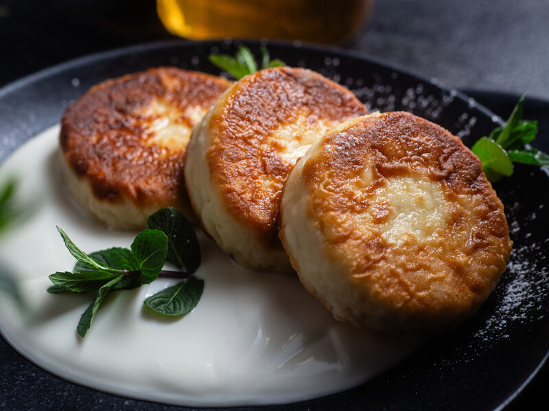 Смажте тільки так, щоб сирники мали апетитну скоринку. Переможниця "МастерШеф" назвала просте правило